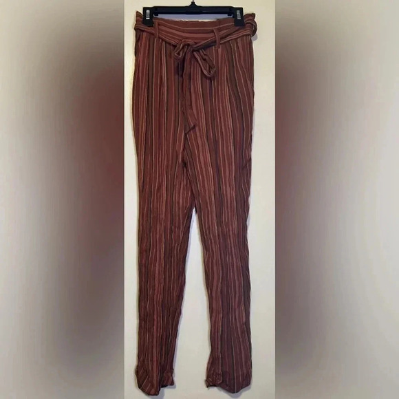 American Eagle Womens Red High Waisted Belted Tapered Leg Pants Size XS - Picture 3 of 9